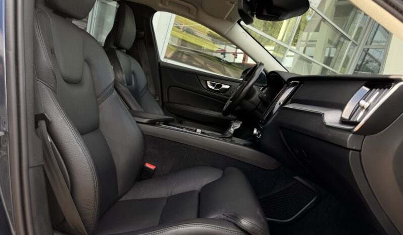 
Volvo V60, D3, 2.0D, Tumši zils full									