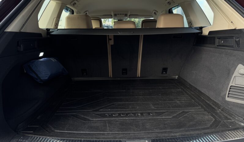 
Volkswagen Touareg, 3.0Tdi, 228Zs,sarkana full									