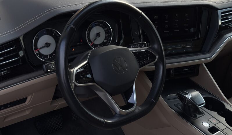 
Volkswagen Touareg, 3.0Tdi, 228Zs,sarkana full									