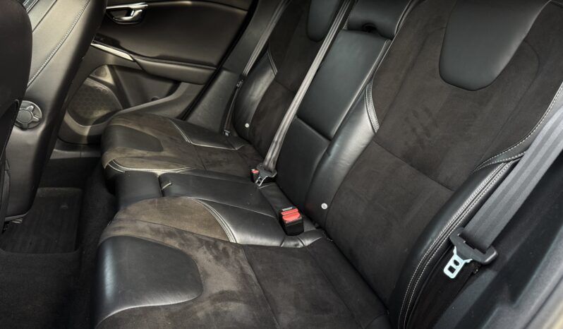 
Volvo V40 R-Design, 2.0Tdi,manuāls,melna full									