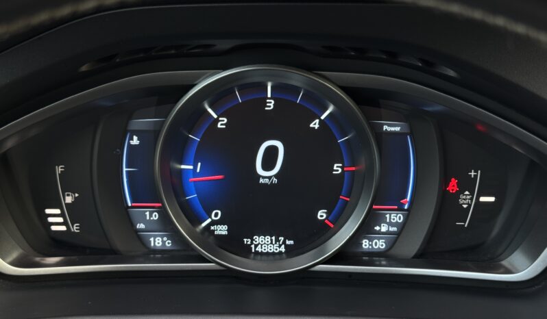 
Volvo V40 R-Design, 2.0Tdi,manuāls,melna full									