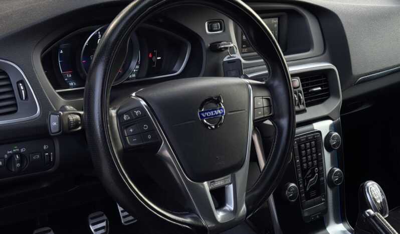 
Volvo V40 R-Design, 2.0Tdi,manuāls,melna full									