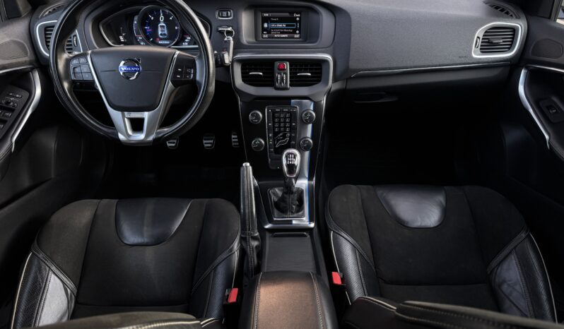 
Volvo V40 R-Design, 2.0Tdi,manuāls,melna full									