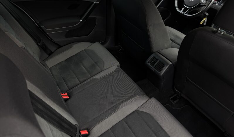 
Volkswagen Golf R-Line 2.0 Tdi,balta full									